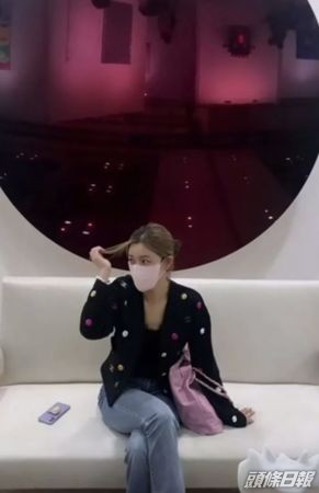 李多寅去睇藝術展，其手機放在旁邊，用他人部機拍片。